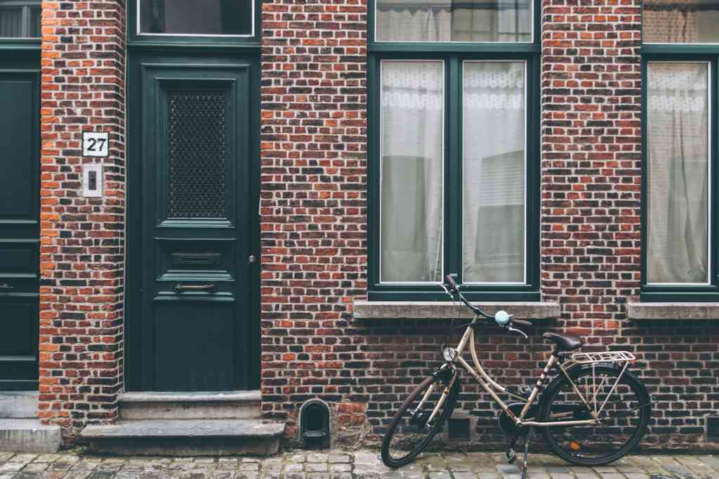 Bicycle in front of Bruges house